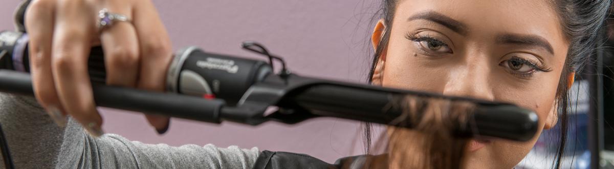 美容学学生使用造型工具