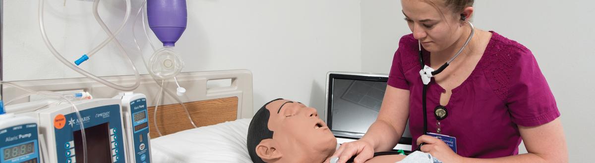 护生在训练人体模型时使用听诊器