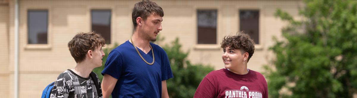 通往普韦布洛校园的大学生之门