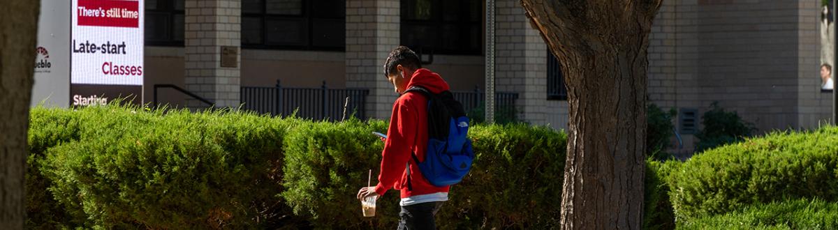 学生走过普韦布洛校园