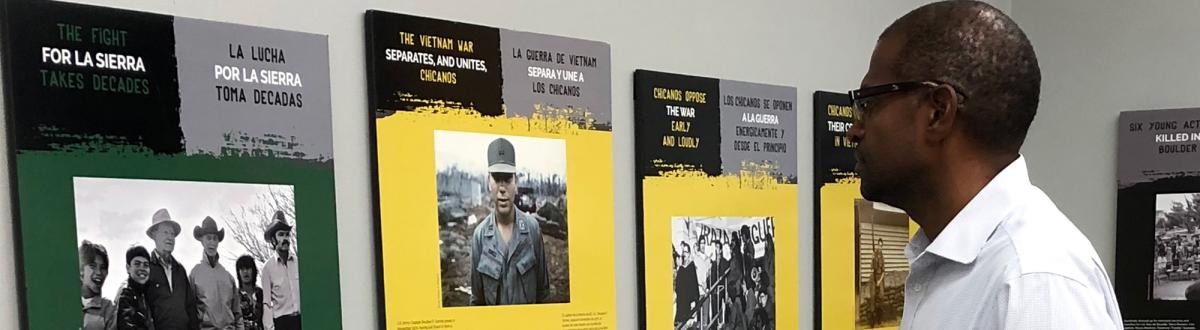 游客看物品的El Movimiento展览